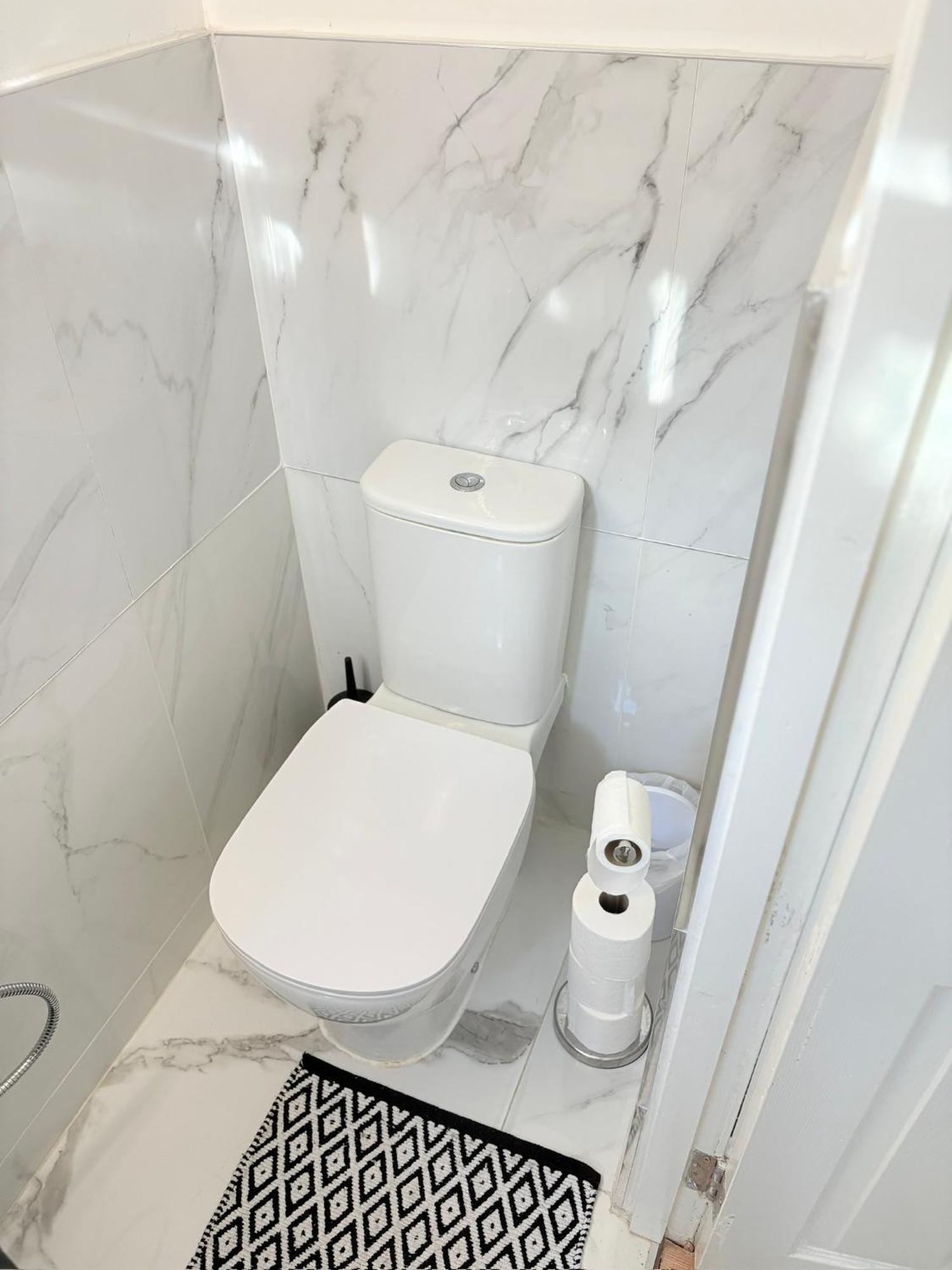 Luton Lodge - Newly Renovated Ideal For Short Stay, Close To Airport Train Station, Free Parking Off Street , Luxury Comfort In Low Price Eksteriør bilde
