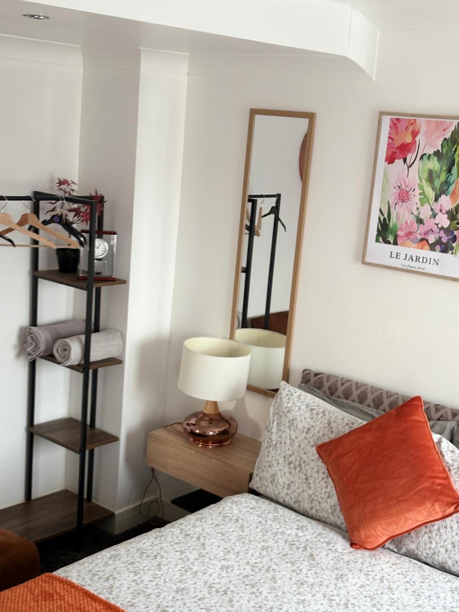 Luton Lodge - Newly Renovated Ideal For Short Stay, Close To Airport Train Station, Free Parking Off Street , Luxury Comfort In Low Price Eksteriør bilde