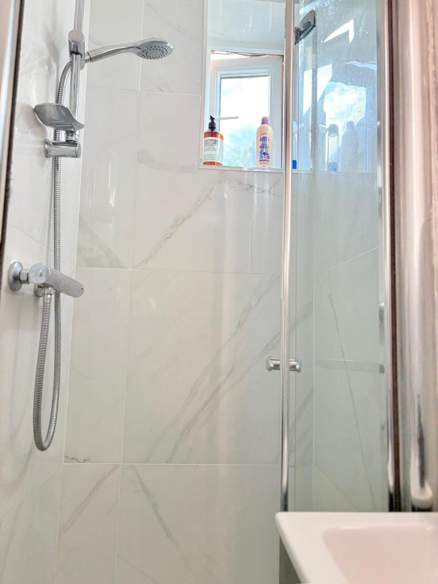 Luton Lodge - Newly Renovated Ideal For Short Stay, Close To Airport Train Station, Free Parking Off Street , Luxury Comfort In Low Price Eksteriør bilde