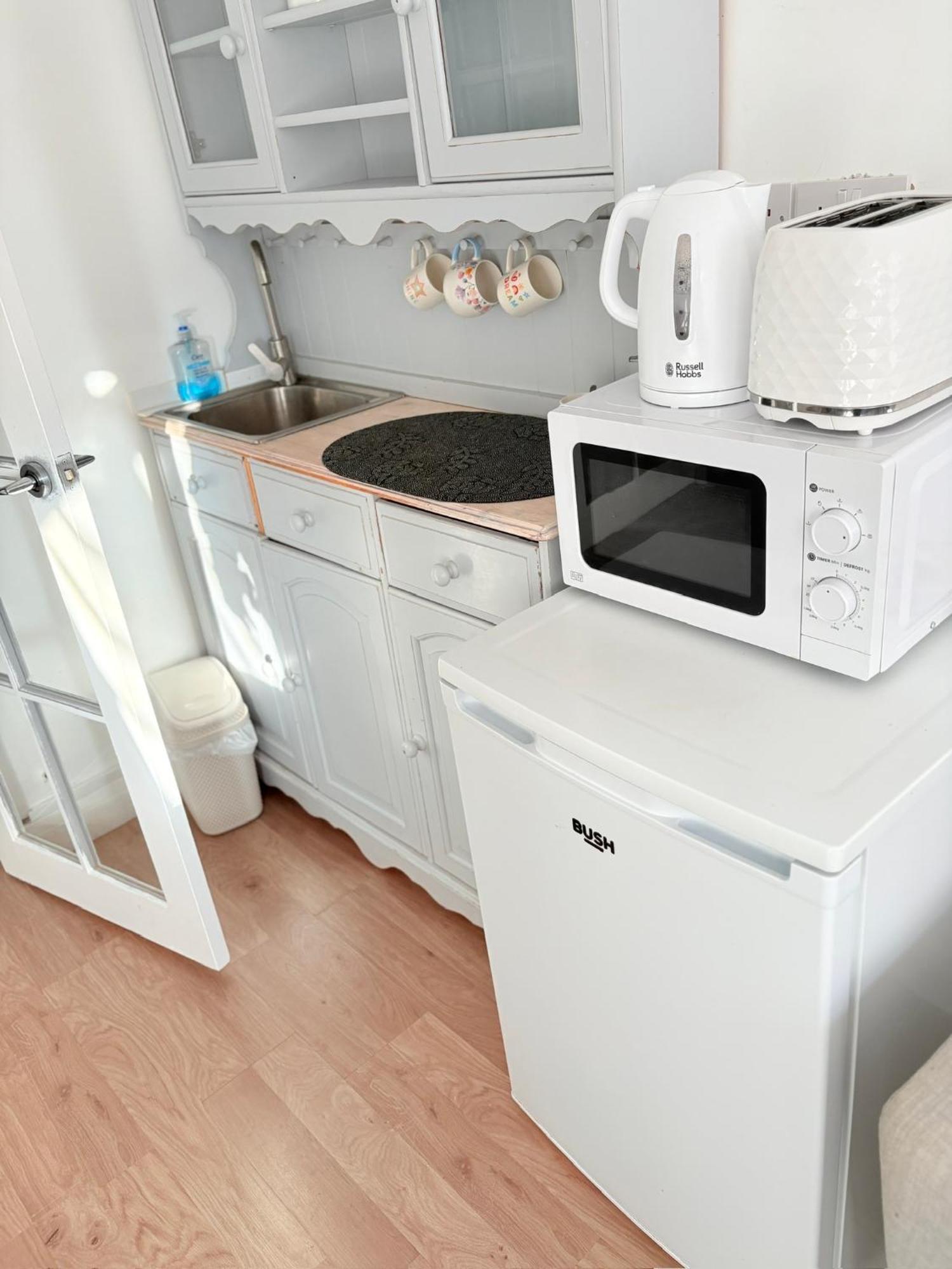 Luton Lodge - Newly Renovated Ideal For Short Stay, Close To Airport Train Station, Free Parking Off Street , Luxury Comfort In Low Price Eksteriør bilde