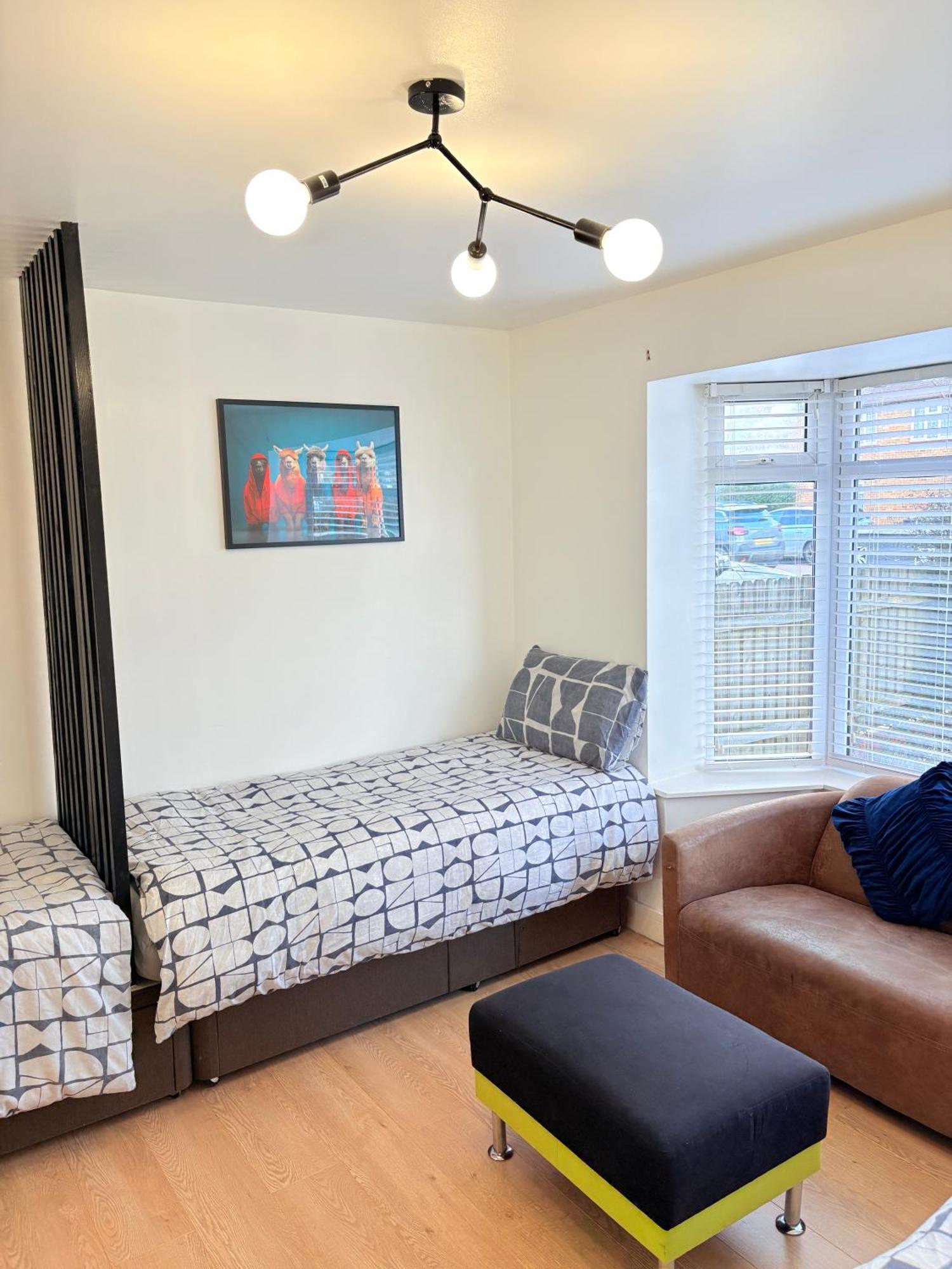 Luton Lodge - Newly Renovated Ideal For Short Stay, Close To Airport Train Station, Free Parking Off Street , Luxury Comfort In Low Price Eksteriør bilde
