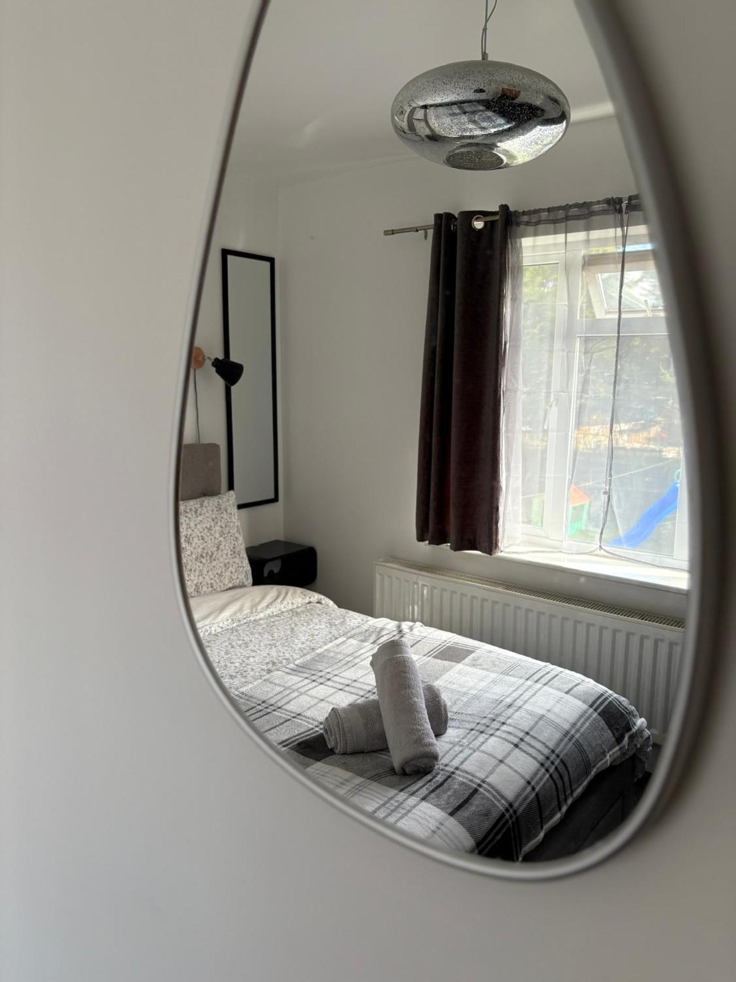 Luton Lodge - Newly Renovated Ideal For Short Stay, Close To Airport Train Station, Free Parking Off Street , Luxury Comfort In Low Price Eksteriør bilde