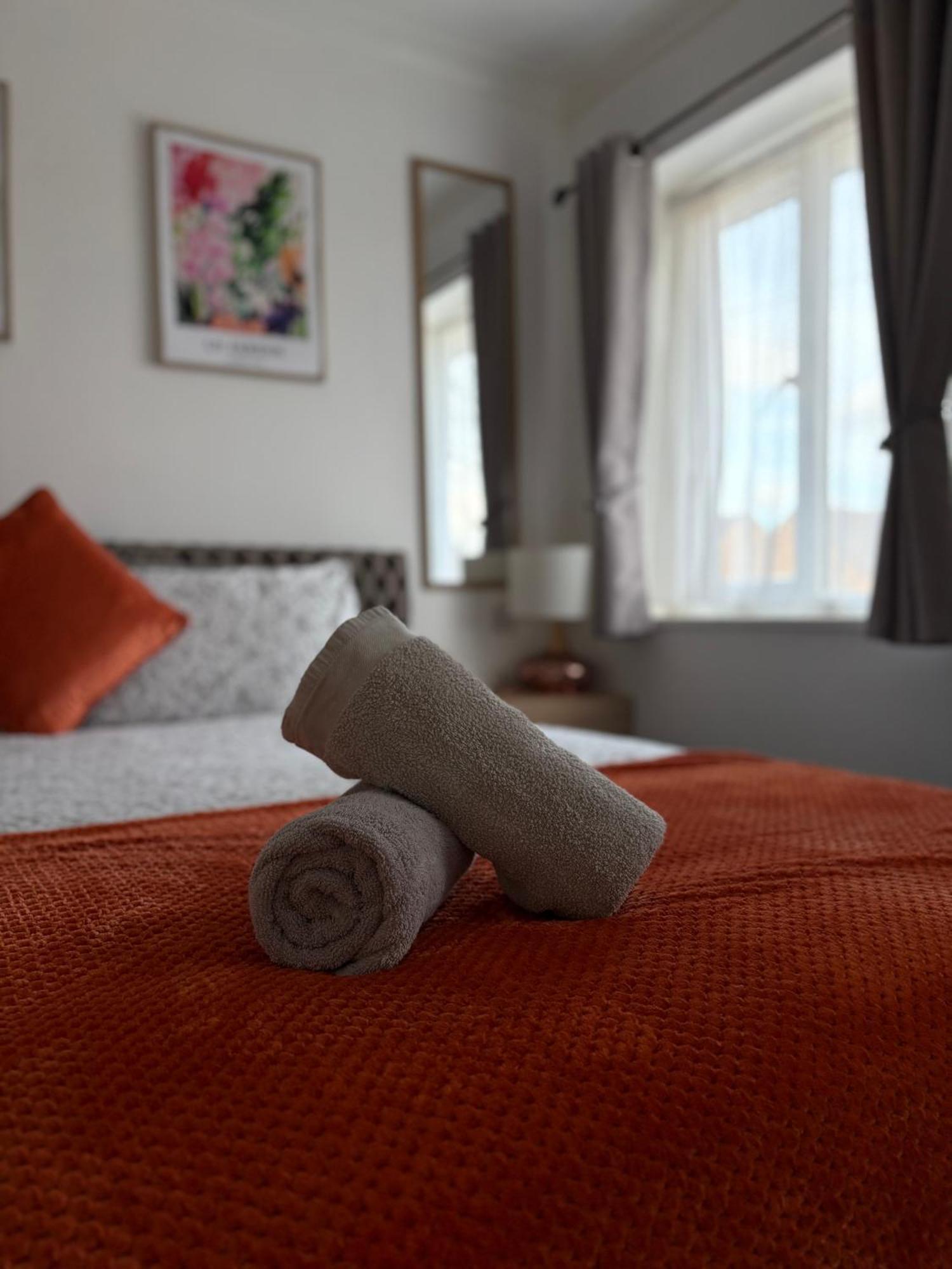 Luton Lodge - Newly Renovated Ideal For Short Stay, Close To Airport Train Station, Free Parking Off Street , Luxury Comfort In Low Price Eksteriør bilde