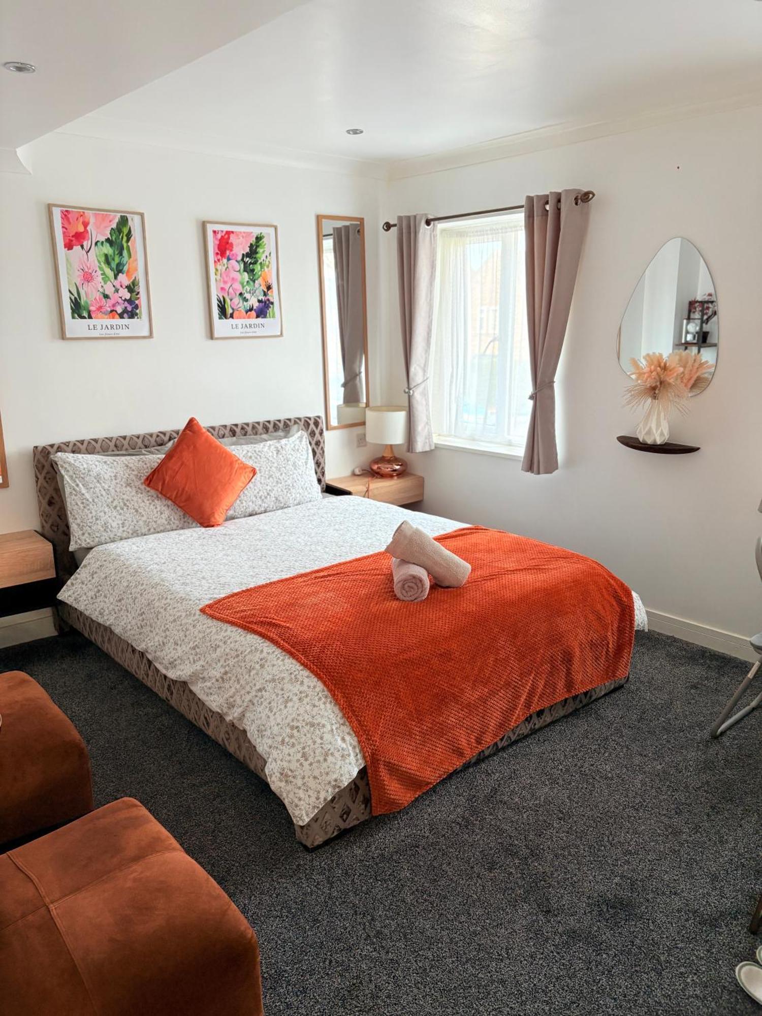 Luton Lodge - Newly Renovated Ideal For Short Stay, Close To Airport Train Station, Free Parking Off Street , Luxury Comfort In Low Price Eksteriør bilde